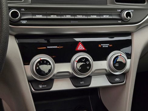 Used 2019 Hyundai Elantra SE image 32