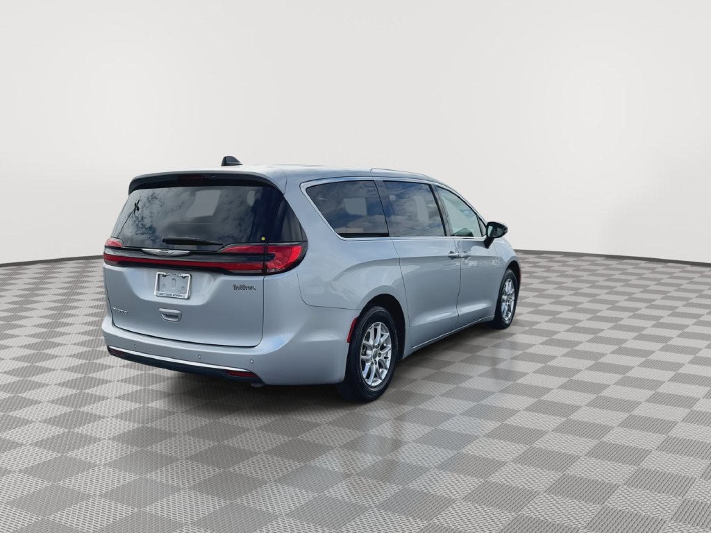 Used 2024 Chrysler Pacifica Touring-L FWD image 8