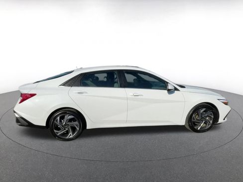 Used 2025 Hyundai Elantra SEL image 16
