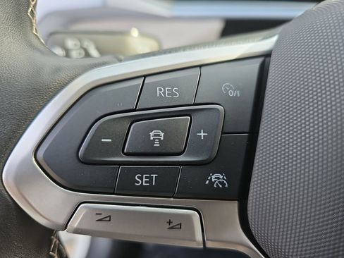 Used 2025 Volkswagen Taos SE image 17