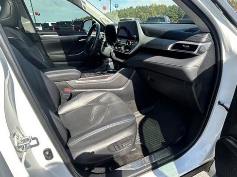Used 2023 Toyota Highlander Platinum image 19