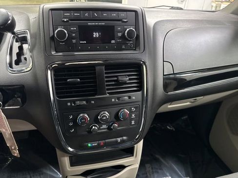 Used 2016 Dodge Grand Caravan SE FWD image 18