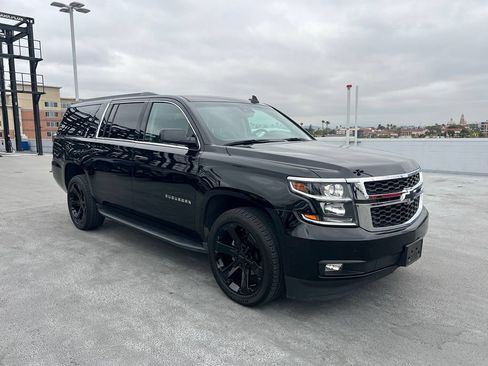 Used 2018 Chevrolet Suburban LT w/ Luxury Package RWD image 3