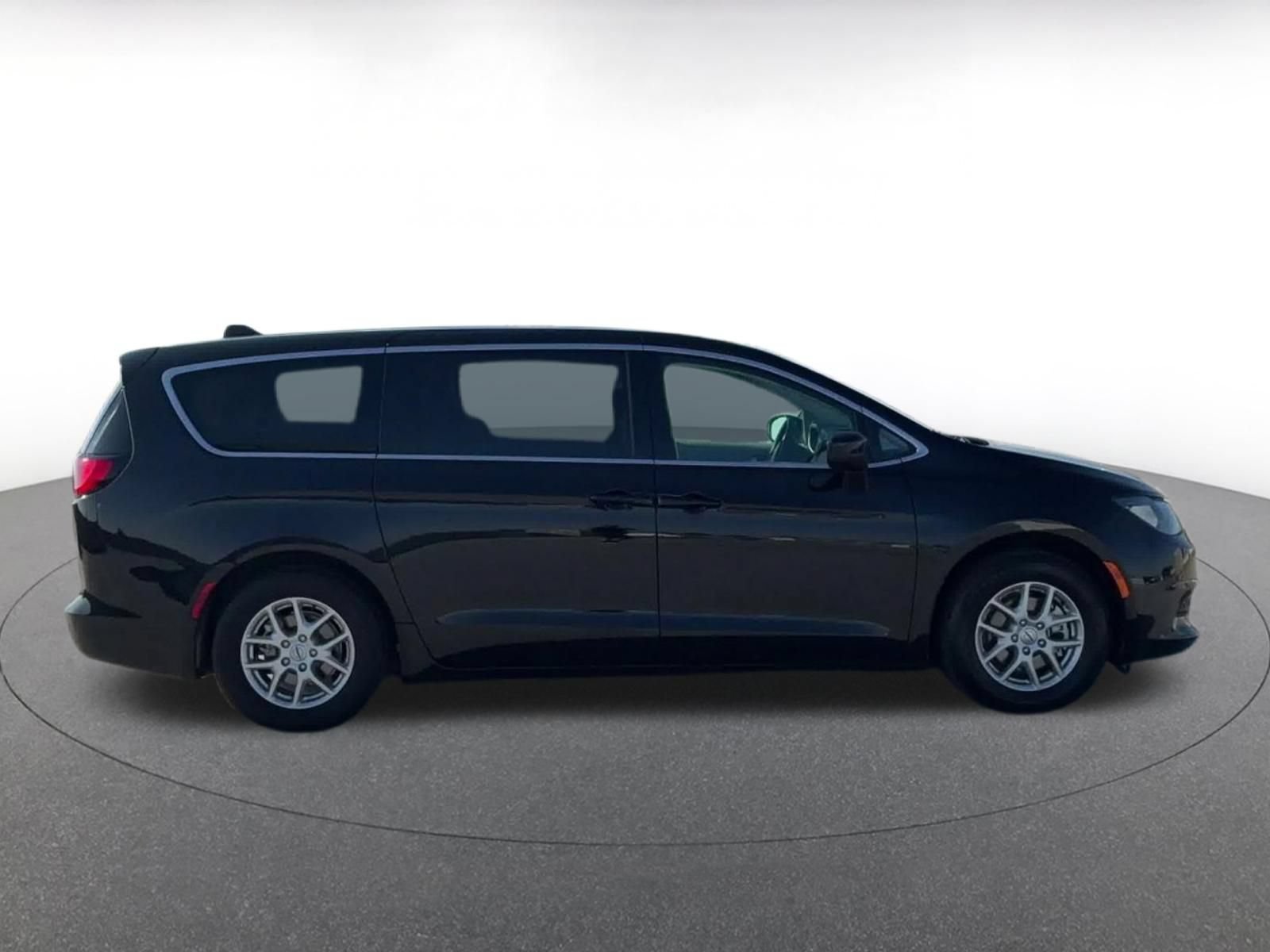 Used 2024 Chrysler Voyager LX FWD image 15