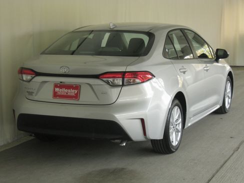 Used 2025 Toyota Corolla LE image 6