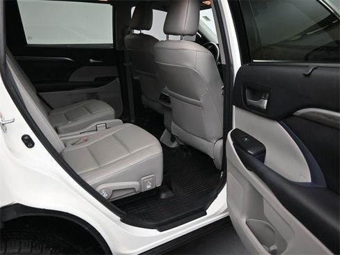 Used 2017 Toyota Highlander Limited image 16