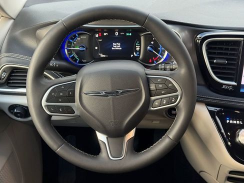 Used 2024 Chrysler Pacifica Select image 23