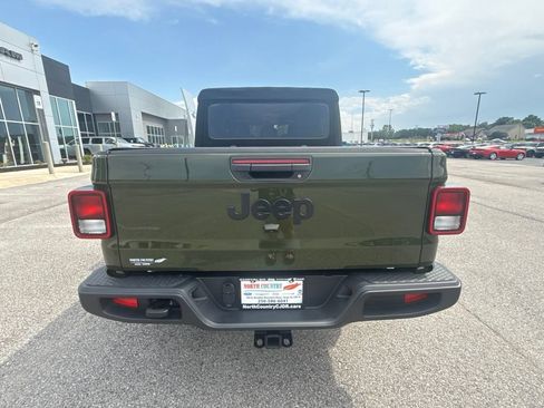Used 2023 Jeep Gladiator Sport AWD/4WD image 7