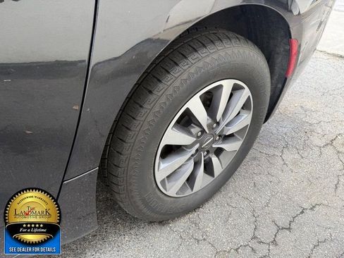 Used 2022 Chrysler Pacifica Touring-L w/ Uconnect Theater Family Group image 24