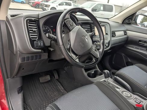Used 2016 Mitsubishi Outlander SE image 2