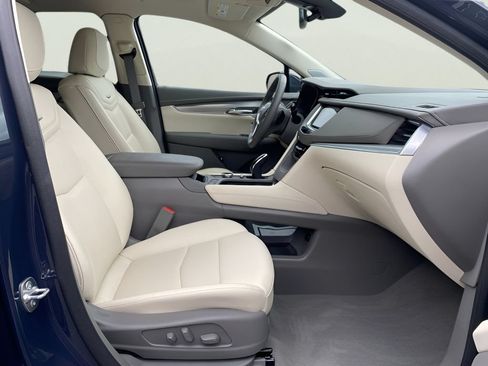 Certified 2025 Cadillac XT5 Premium Luxury AWD/4WD image 17