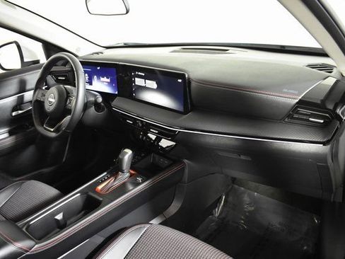 Certified 2025 Nissan Kicks SR image 32