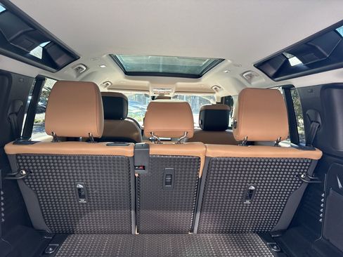 Used 2025 Land Rover Defender 110 S image 12