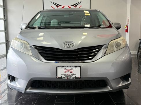 Used 2012 Toyota Sienna LE FWD image 2