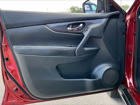 Used 2018 Nissan Rogue SV FWD image 22