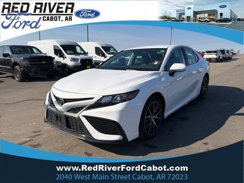 Used 2024 Toyota Camry SE image 1
