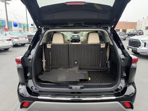 Used 2021 Toyota Highlander Platinum image 11