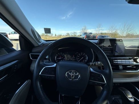 Used 2021 Toyota Highlander Platinum image 17