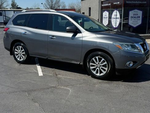 Used 2016 Nissan Pathfinder SV image 2