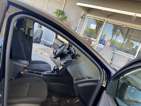 Used 2018 Ford Focus SE w/ SE Appearance Package FWD image 26