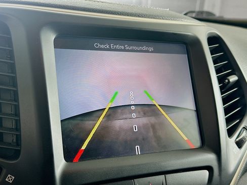 Used 2016 Jeep Cherokee Limited FWD image 22
