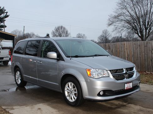 Used 2019 Dodge Grand Caravan SXT image 2
