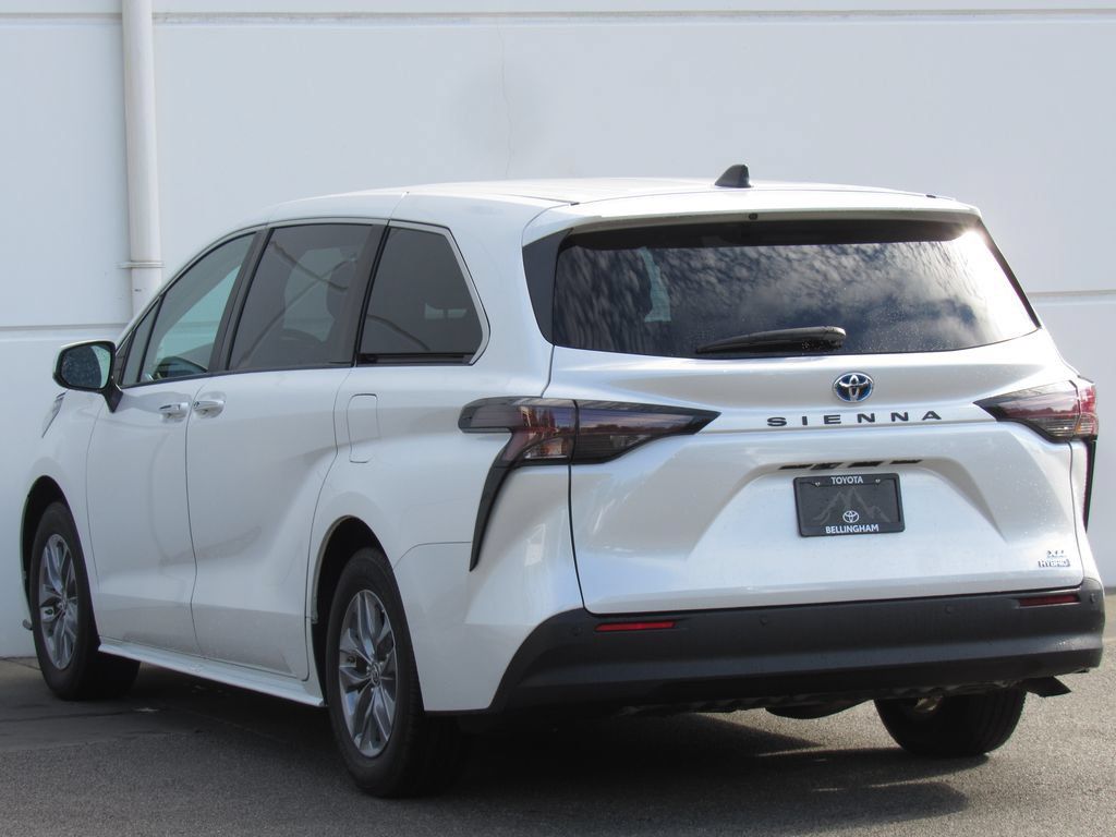 Certified 2024 Toyota Sienna XLE FWD image 5