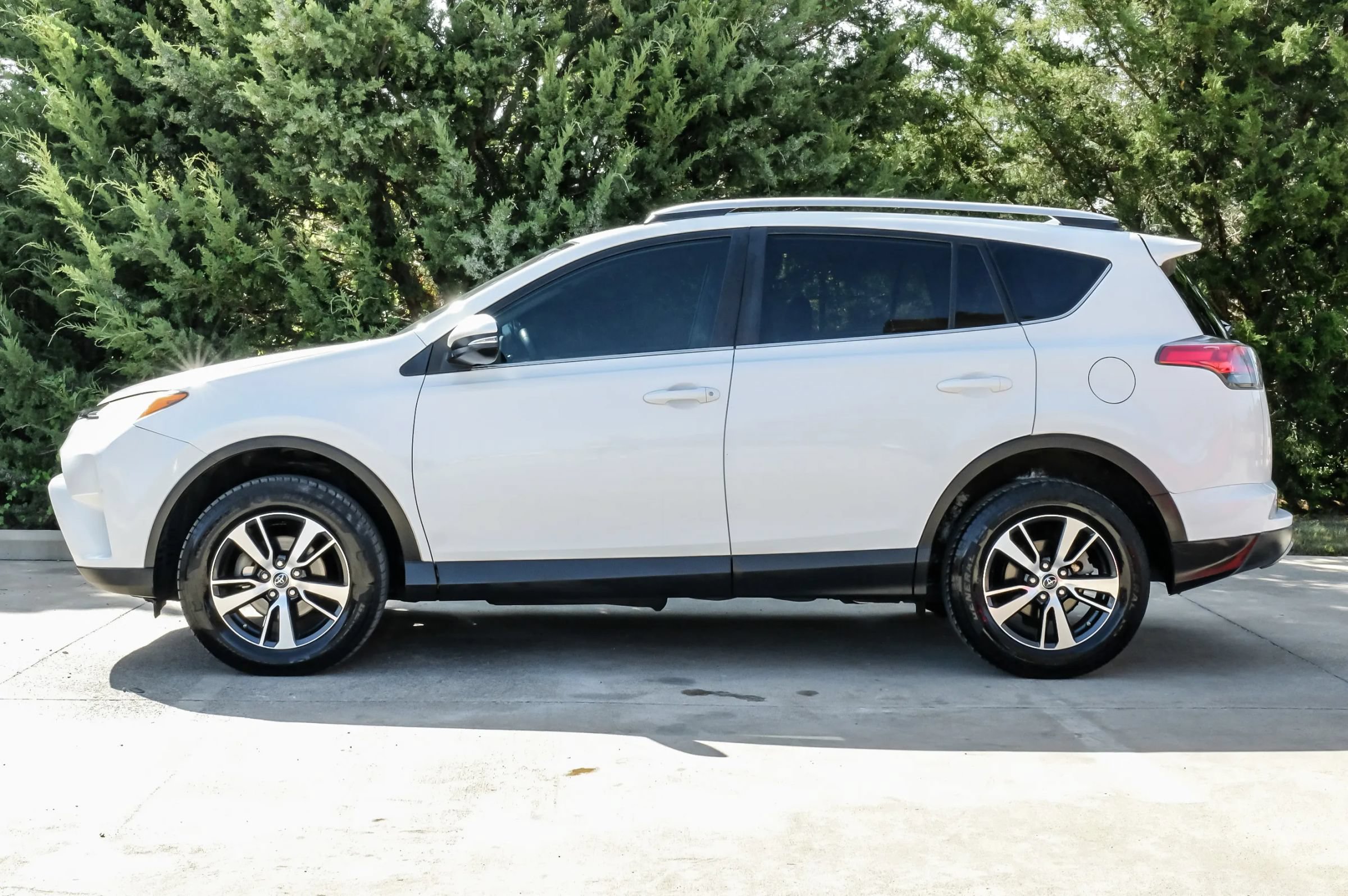 Used 2018 Toyota RAV4 XLE w/ Plus Extra Value Package FWD image 11