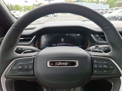Used 2025 Jeep Grand Cherokee 4WD image 19