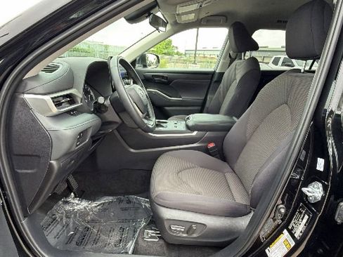 Certified 2025 Toyota Highlander LE FWD image 16