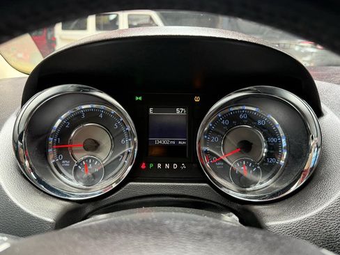 Used 2014 Chrysler Town & Country Touring FWD image 13