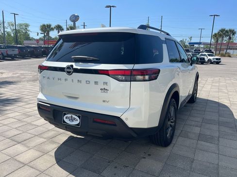 Used 2024 Nissan Pathfinder SV image 6
