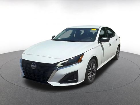 Used 2025 Nissan Altima 2.5 SV FWD image 7
