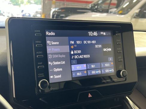 Used 2022 Toyota Venza XLE AWD/4WD image 18