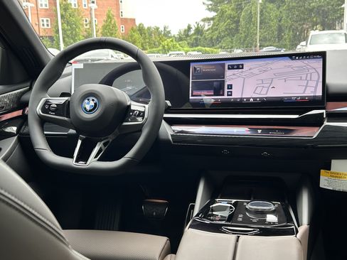Used 2027 BMW i5 eDrive40 w/ M Sport Package RWD image 9