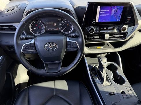 Certified 2024 Toyota Highlander XLE image 13