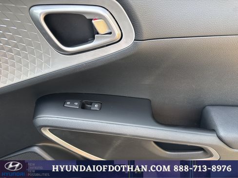 Used 2025 Kia Soul LX w/ LX Technology Package FWD image 17