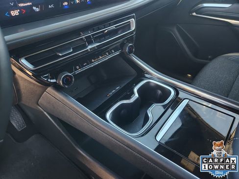 Used 2024 Chevrolet Traverse LT image 25