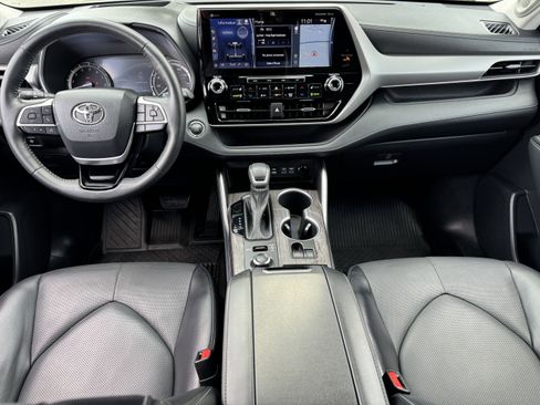 Used 2022 Toyota Highlander Platinum image 19