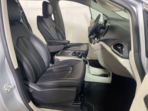 Used 2024 Chrysler Pacifica Touring-L FWD image 22