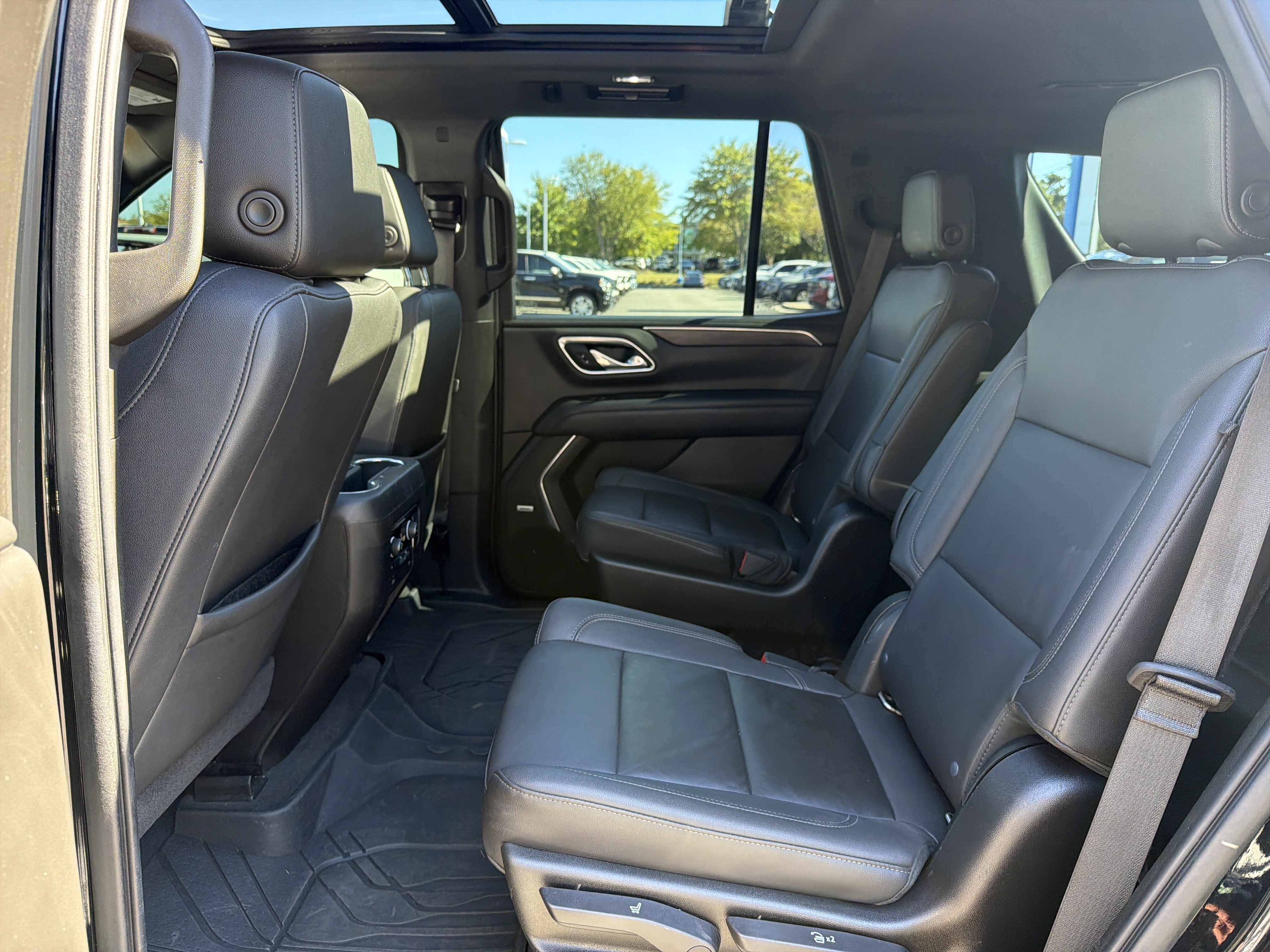 Used 2021 Chevrolet Tahoe Z71 w/ Z71 Off-Road Package AWD/4WD image 32