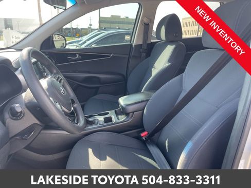 Used 2019 Kia Sorento LX image 11