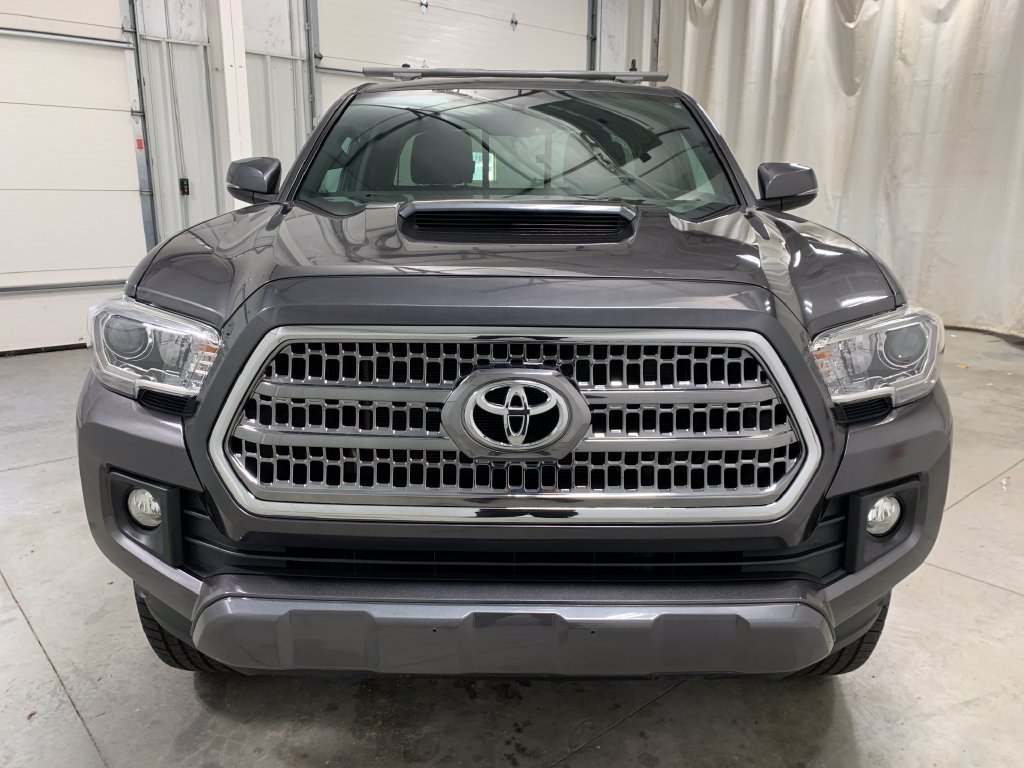 Used 2016 Toyota Tacoma TRD Sport w/ Towing Package AWD/4WD image 14