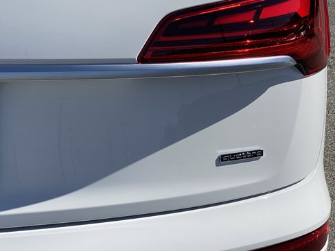 Used 2024 Audi Q5 e Premium w/ Convenience Package image 30