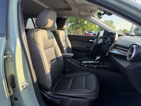 Used 2025 Chevrolet Trax ACTIV w/ Sunroof Package FWD image 18