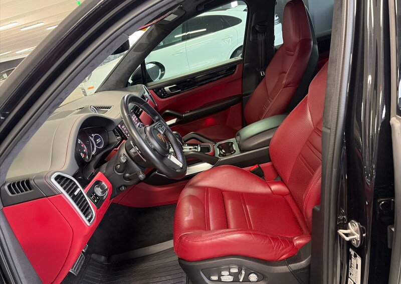 Certified 2020 Porsche Cayenne Turbo S AWD/4WD image 5