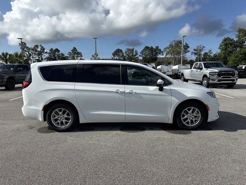Used 2023 Chrysler Pacifica Touring-L FWD image 2
