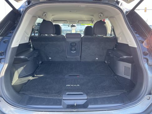 Used 2018 Nissan Rogue SV image 5