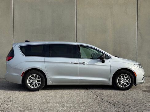 Used 2024 Chrysler Pacifica Touring-L image 2