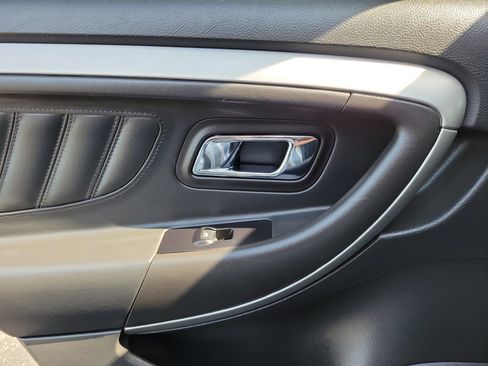 Used 2018 Ford Taurus SEL w/ Equipment Group 201A FWD image 12